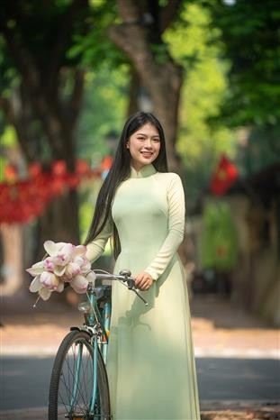 El otoño también es la temporada en la que las jóvenes de Hanoi suelen vestir el ao dai, el traje tradicional vietnamita, que al combinarse con la atmósfera otoñal crea una belleza muy singular de la capital. (Foto: VNA)