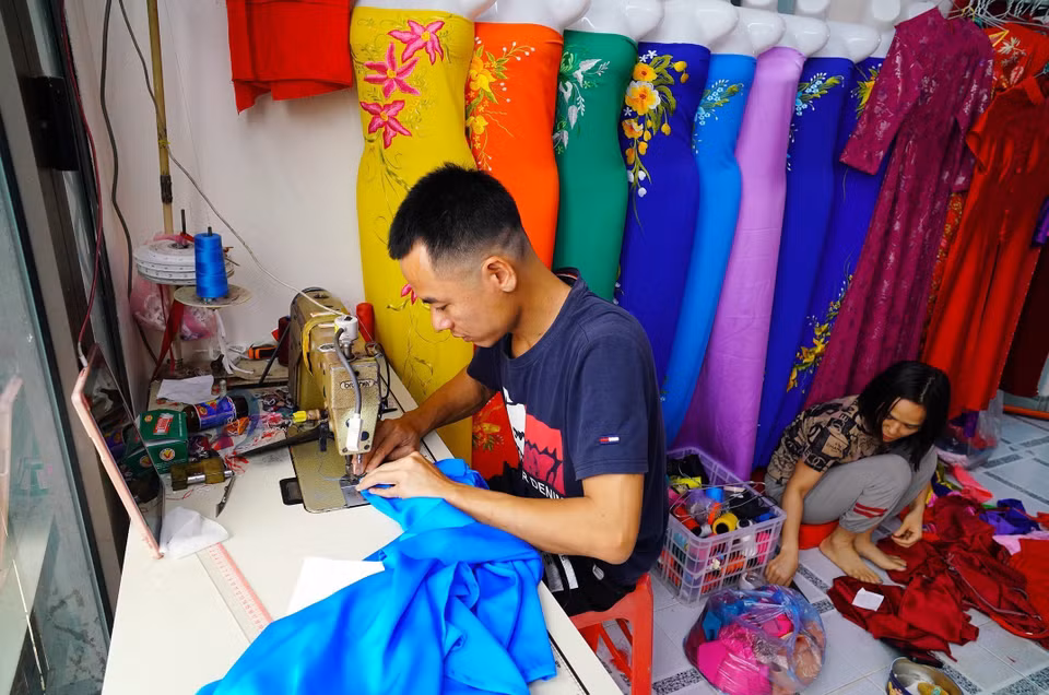 Durante miles de años, el pueblo de Trach Xa ha nutrido generaciones de sastres talentosos. Con su amor por la profesión y sus manos hábiles, crean Ao dai tradicional que realzan la belleza de las mujeres vietnamitas. (Foto: VNA)
