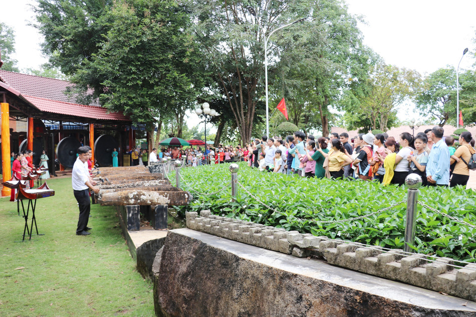 Espectadores admirando una actuación de litófono en el Área de Conservación Cultural Étnica Stieng en Bom Bo. (Foto: VNA)