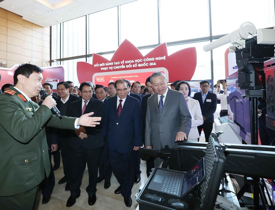 El secretario general del Partido Comunista de Vietnam, To Lam, junto con líderes y exlíderes del Partido y el Estado, visita la exposición de la Conferencia Nacional sobre avances en el desarrollo de la ciencia, la tecnología, la innovación y la transformación digital, celebrada en la sede de la Asamblea Nacional el 13 de enero de 2025. (Foto: VNA)