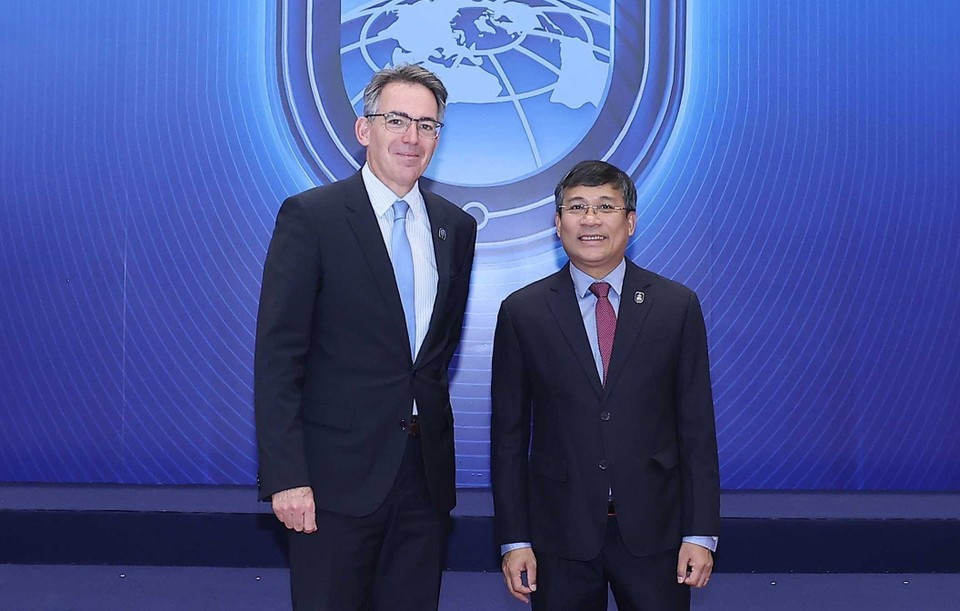 El viceministro permanente de Relaciones Exteriores, Nguyen Minh Vu, da la bienvenida a los jefes de delegación que asisten a la ceremonia de firma de la Convención de las Naciones Unidas contra la Ciberdelincuencia (Convención de Hanoi) en Hanoi. (Foto: VNA)