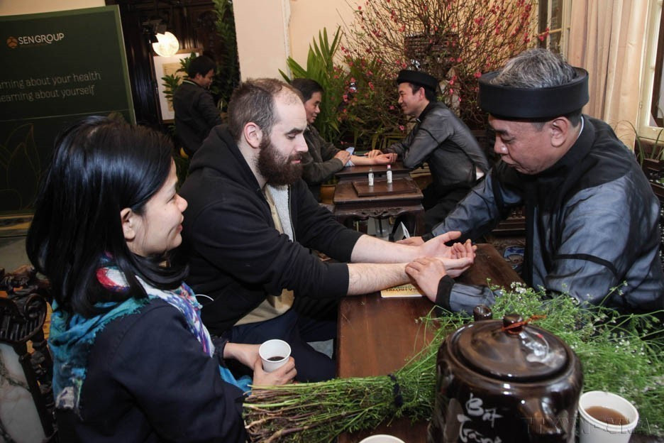Delegados internacionales experimentan métodos de examen y tratamiento de la medicina tradicional vietnamita en el programa "Día de aprendizaje sobre Vietnam" de 2019 organizado por el Ministerio de Relaciones Exteriores. (Foto: VNA)