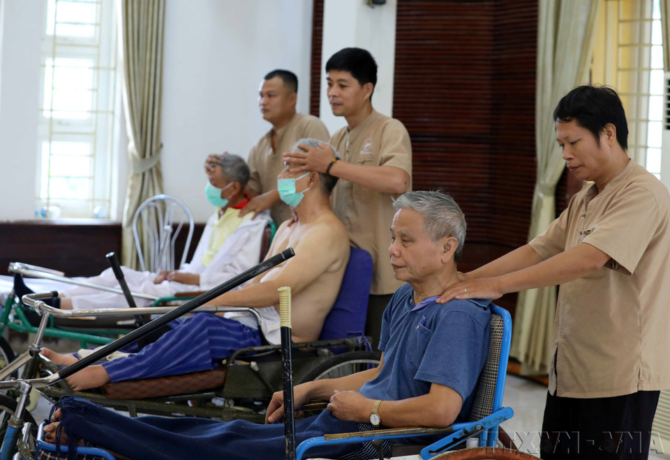 El Centro de Cuidado de Salud y Terapia de Columna Vertebral de Vietnam, en colaboración con el Centro de Rehabilitación para Heridos de Guerra Thuan Thanh (Bac Ninh), apoya la recuperación funcional de los heridos de guerra (julio de 2022). (Fuente: VNA)