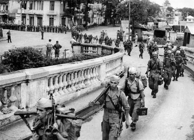 En la tarde del 9 de octubre de 1954, las últimas tropas coloniales francesas se retiraron por el puente Long Bien con destino a Hai Phong. (Foto: Archivos de VNA)