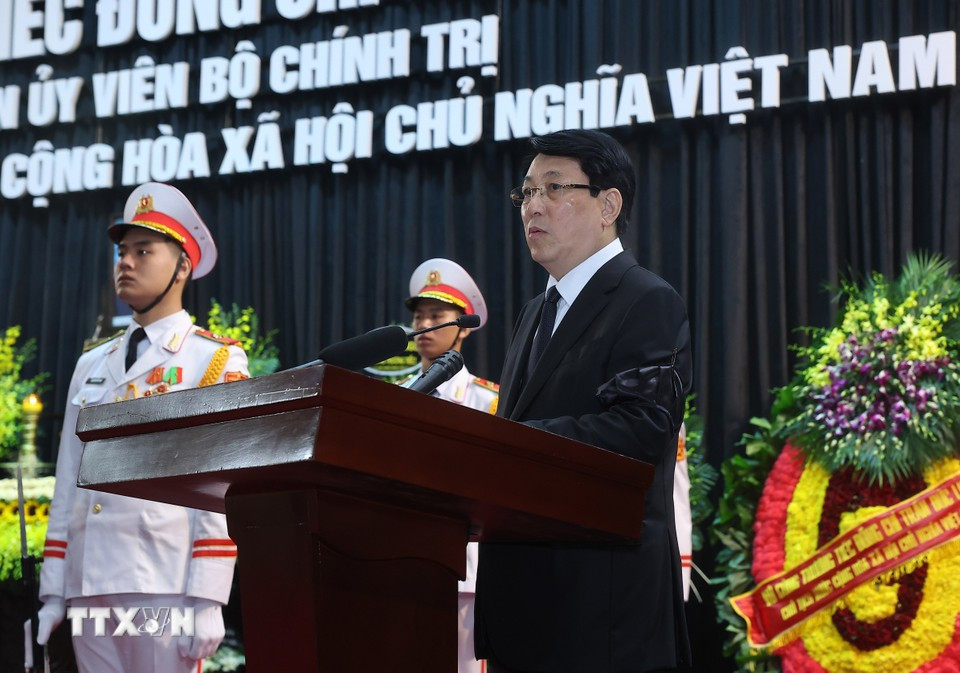 El presidente Luong Cuong, miembro del Buró Político y jefe del Comité Funerario, leyó la Oración Fúnebre. (Foto: VNA)