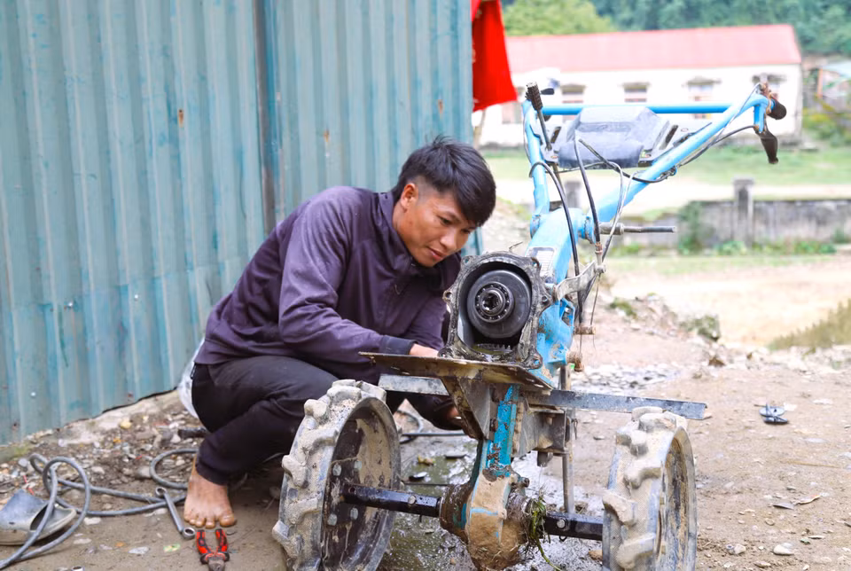 Un joven de la etnia Dan Lai en la aldea Bung (comuna de Mon Son, provincia de Nghe An) reparando maquinaria agrícola para prepararse para la nueva temporada de siembra. (Foto: VNA)