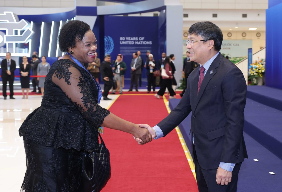 El viceministro permanente de Relaciones Exteriores, Nguyen Minh Vu, da la bienvenida a los jefes de delegación que asisten a la ceremonia de firma de la Convención de las Naciones Unidas contra la Ciberdelincuencia (Convención de Hanoi) en Hanoi. (Foto: VNA)