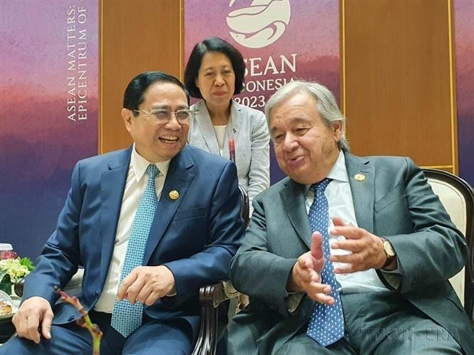 Con motivo de la 43.ª Cumbre de la ASEAN y las cumbres relacionadas en Yakarta (Indonesia), el primer ministro Phạm Minh Chính mantuvo un intercambio con el secretario general de las Naciones Unidas, António Guterres (el 7 de septiembre de 2023). (Foto: VNA)