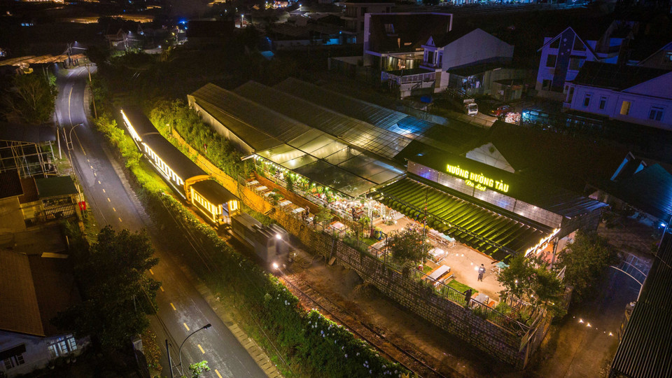 Desde el tren, los viajeros pueden disfrutar del paisaje nocturno de Da Lat, lleno de luces y encanto natural. (Foto: VNA)