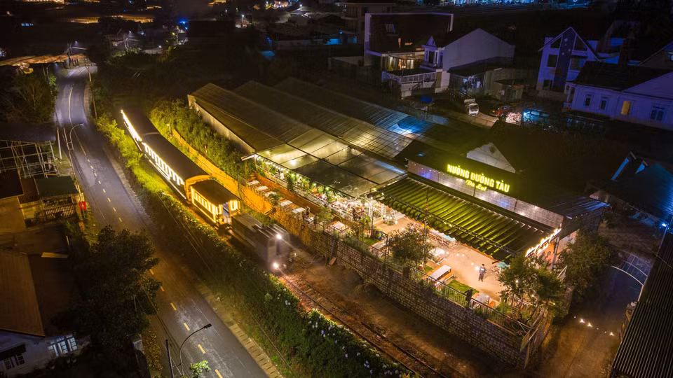 Desde el tren, los viajeros pueden disfrutar del paisaje nocturno de Da Lat, lleno de luces y encanto natural. (Foto: VNA)