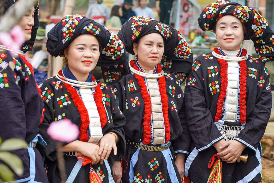 La gente de Dao da mucha importancia a la vestimenta. Los trajes de las mujeres incluyen: camisa, pañuelo, pantalones, cinturón y vendas para las piernas. Además de los detalles principales del traje, las mujeres Dao Tien también añaden un toque de estilo con joyas de plata. (Foto: VNA)