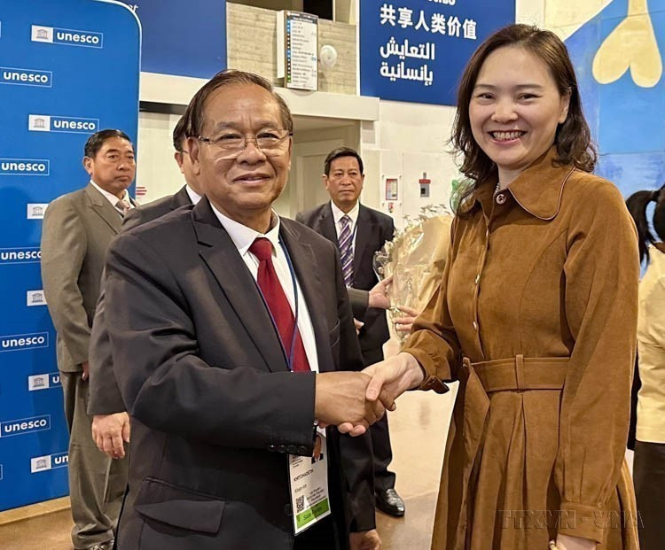 La delegación vietnamita felicitó a su homóloga laosiana tras la aprobación oficial de la UNESCO para modificar los límites del Patrimonio Natural Mundial compartido entre ambos países. (París, el 13 de julio de 2025) (Fuente: VNA)