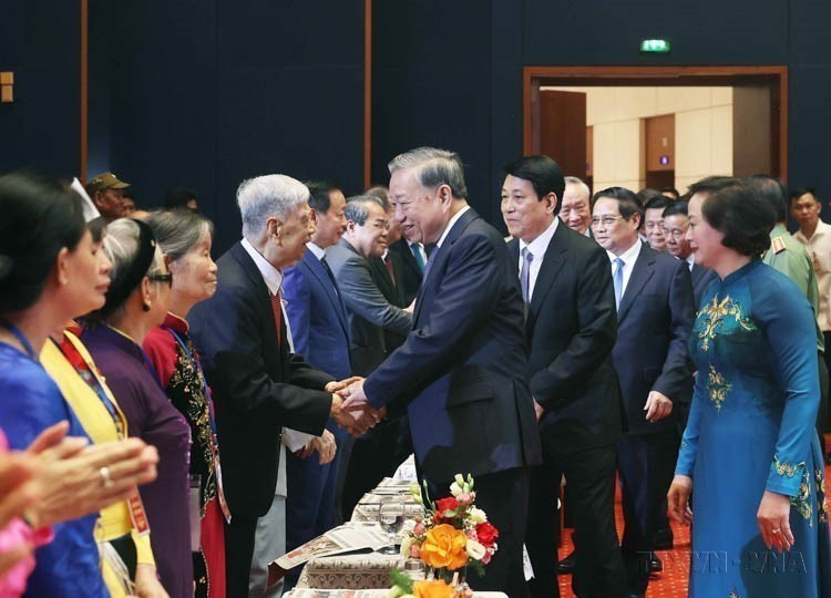 El secretario general del Partido Comunista de Vietnam, To Lam, el presidente Luong Cuong, el primer ministro Phạm Minh Chính y otros líderes del Partido y el Estado asisten al encuentro con personas con méritos y testigos históricos destacados en conmemoración del 78.º aniversario del Día de los Heridos y Mártires, realizado el 24 de julio de 2025 en Hanoi. (Fuente: VNA)