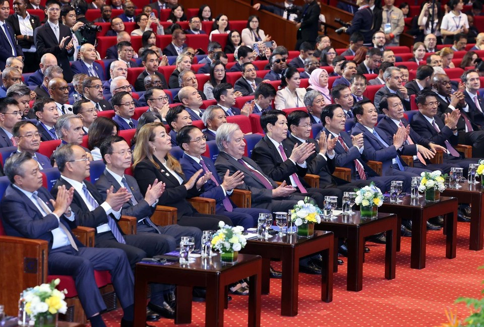 El presidente de Vietnam, Luong Cuong, el secretario general de las Naciones Unidas, António Guterres, y delegados asisten a la ceremonia de firma de la Convención de Hanoi. (Foto: VNA)