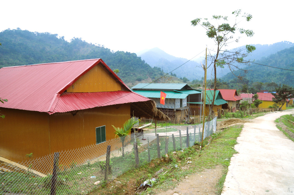 Las nuevas viviendas construidas gracias al programa gubernamental de eliminación de casas precarias han cambiado por completo el aspecto de la aldea y han creado una base sólida que motiva a la comunidad Dan Lai de la comuna de Mon Son (provincia de Nghe An). (Foto: VNA)