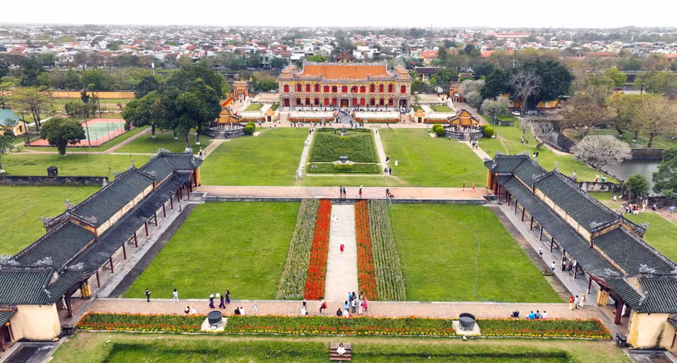 La Ciudadela Imperial de Hue se divide en dos áreas principales: Hoang Thanh (muralla exterior que protege los palacios, templos de los ancestros delmonarca) y Tu CamThanh (ciudadela prohibida, donde vivía la familia real). Dentro de Hoang Thanh se encuentran la imponente Puerta Ngo Mon y el Palacio Thai Hoa. Por su parte, Tu Cam Thanh alberga estructuras como Dai Cung Mon, Ta Vu y Huu Vu, el Palacio Can Chanh, el Palacio Dien Tho, entre otros. (Foto: VNA)