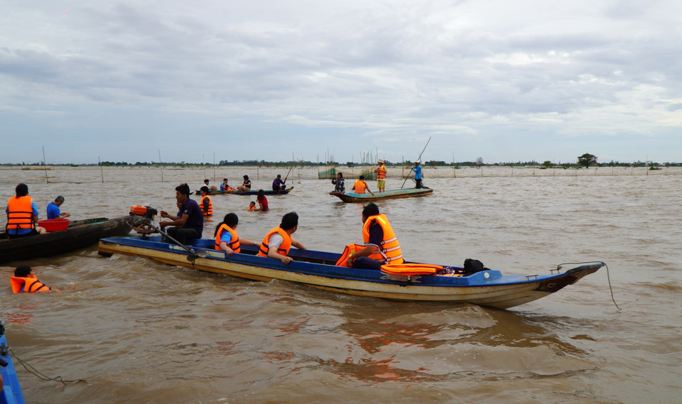Los turistas disfrutan de la experiencia de la temporada de crecidas en la comuna fronteriza de Thuong Phuoc, provincia de Dong Thap. (Foto: VNA)