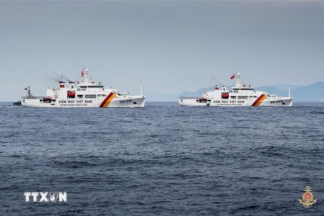 La flota de vigilancia pesquera participa en un desfile marítimo. (Fuente: Armada Popular de Vietnam/VNA)
