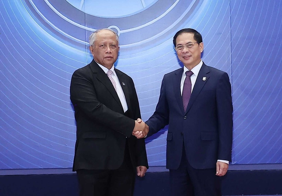 El viceprimer ministro Bui Thanh Son da la bienvenida a los jefes de las delegaciones que asisten a la ceremonia de firma de la Convención de las Naciones Unidas contra la Ciberdelincuencia (Convención de Hanoi) en Hanoi. (Foto: VNA)
