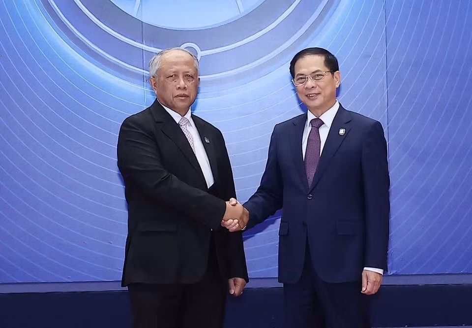 El viceprimer ministro Bui Thanh Son da la bienvenida a los jefes de las delegaciones que asisten a la ceremonia de firma de la Convención de las Naciones Unidas contra la Ciberdelincuencia (Convención de Hanoi) en Hanoi. (Foto: VNA)