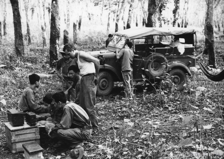 Durante las dos arduas guerras de resistencia, los reporteros de la VNA fueron verdaderos combatientes en el campo de batalla, luchando con la pluma y con las armas. En la foto: el equipo de reporteros de vanguardia de la VNA informando sobre la Campaña Ho Chi Minh (1975). (Foto: VNA)
