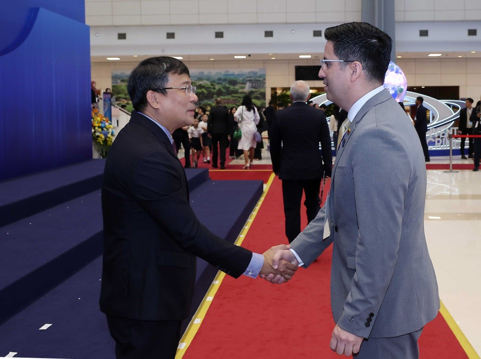 El viceministro permanente de Relaciones Exteriores, Nguyen Minh Vu, da la bienvenida a los jefes de delegación que asisten a la ceremonia de firma de la Convención de las Naciones Unidas contra la Ciberdelincuencia (Convención de Hanoi) en Hanoi. (Foto: VNA)