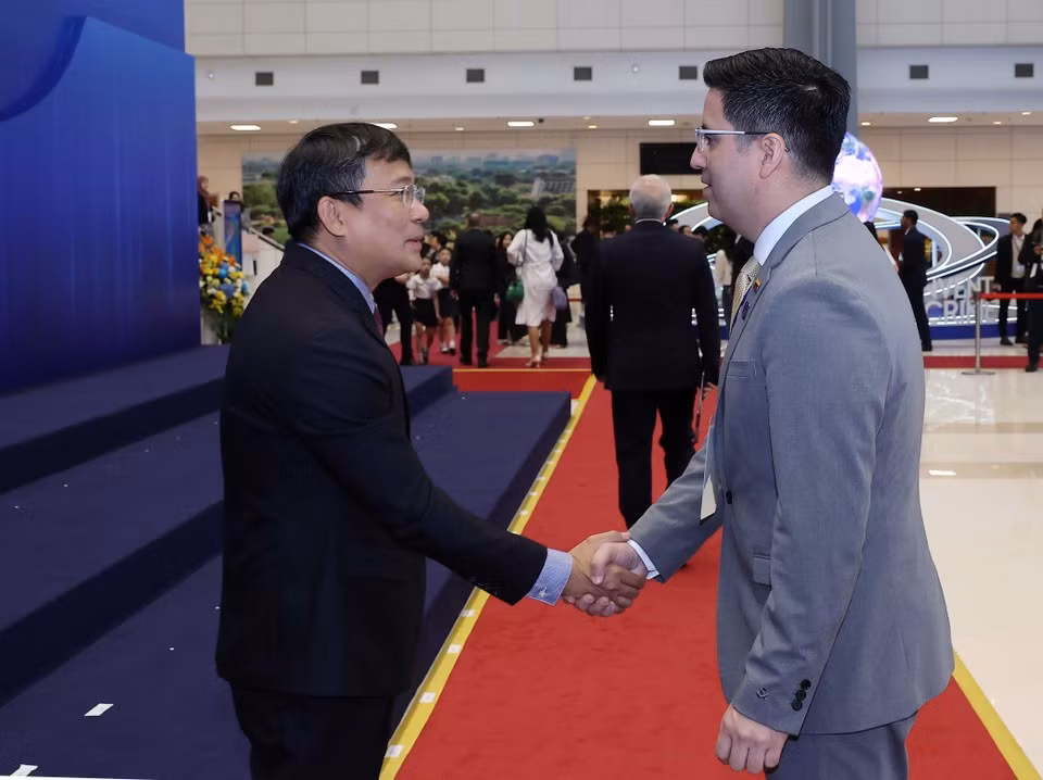 El viceministro permanente de Relaciones Exteriores, Nguyen Minh Vu, da la bienvenida a los jefes de delegación que asisten a la ceremonia de firma de la Convención de las Naciones Unidas contra la Ciberdelincuencia (Convención de Hanoi) en Hanoi. (Foto: VNA)