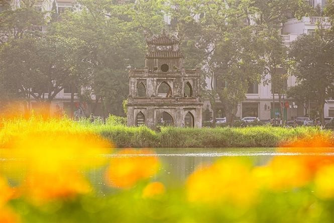 El lago Hoan Kiem (Espada Restituida) bajo el cielo otoñal. (Foto: VNA)