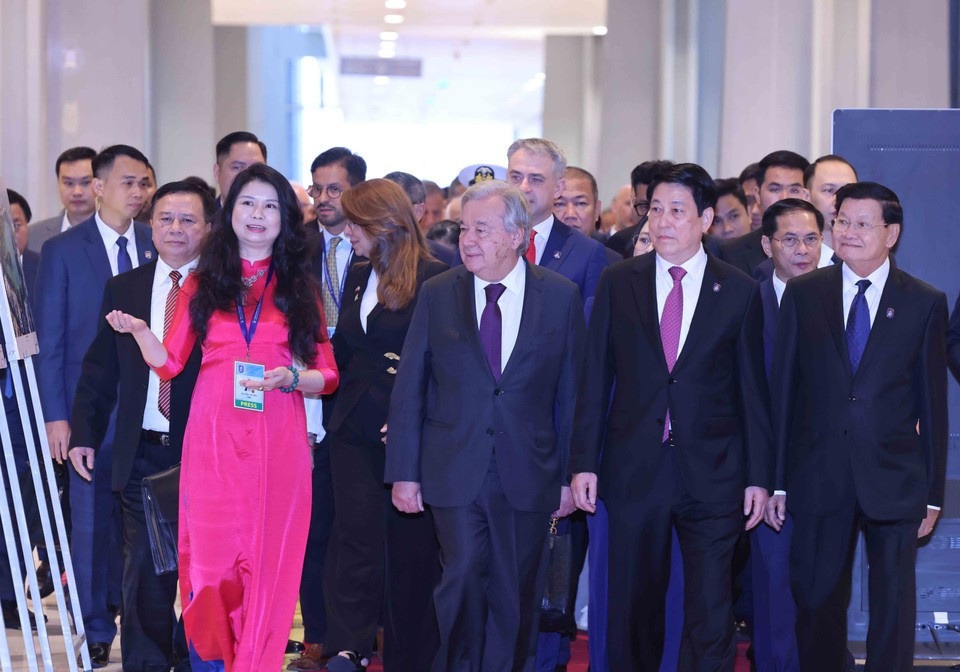 El presidente Luong Cuong, el secretario general de la ONU, António Guterres, y los jefes de delegaciones observan una exposición fotográfica de la Agencia Vietnamita de Noticias. (Foto: VNA)