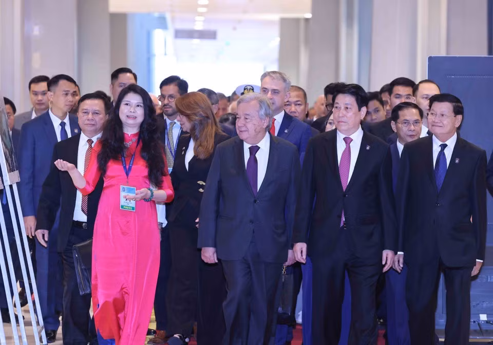 El presidente Luong Cuong, el secretario general de la ONU, António Guterres, y los jefes de delegaciones observan una exposición fotográfica de la Agencia Vietnamita de Noticias. (Foto: VNA)