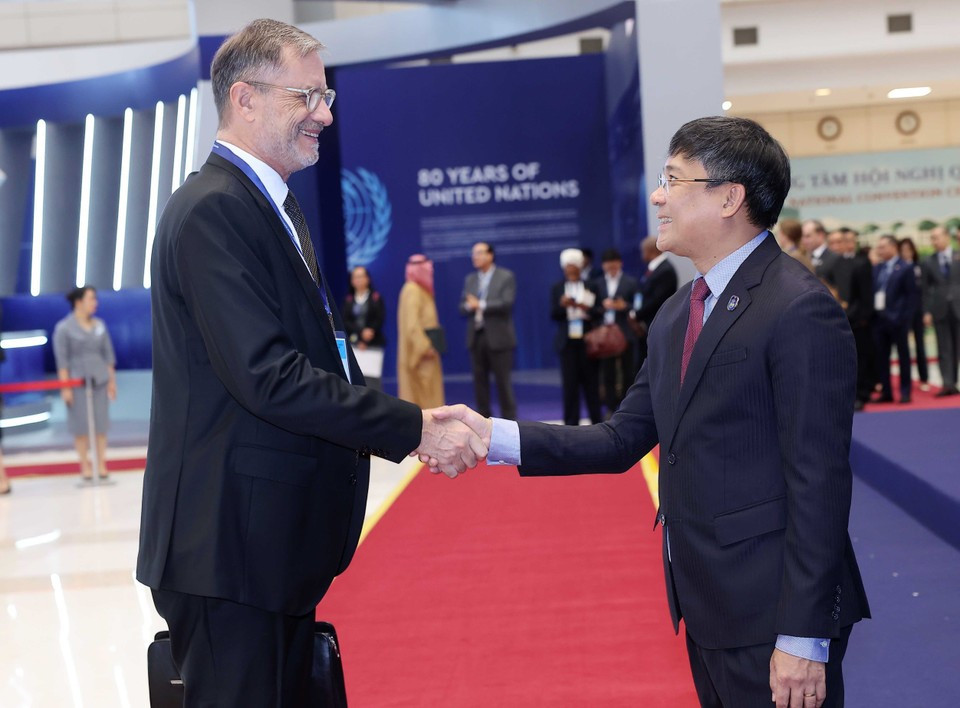 El viceministro permanente de Relaciones Exteriores, Nguyen Minh Vu, da la bienvenida a los jefes de delegación que asisten a la ceremonia de firma de la Convención de las Naciones Unidas contra la Ciberdelincuencia (Convención de Hanoi) en Hanoi. (Foto: VNA)