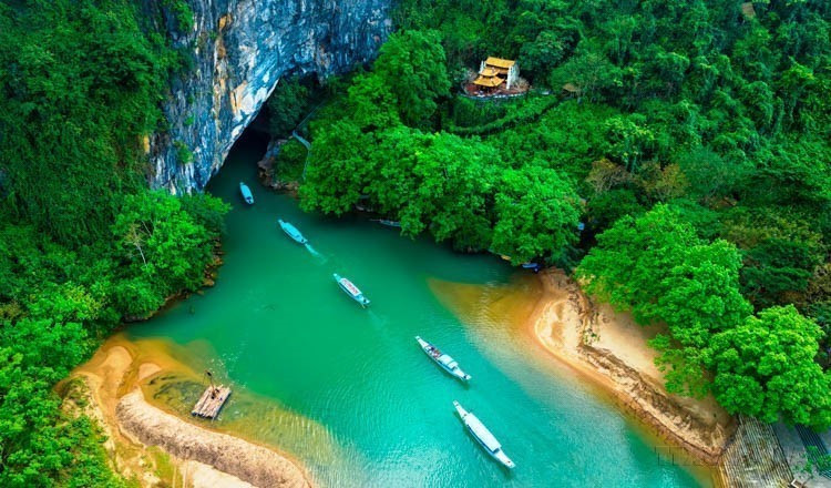 Los barcos en el muelle turístico de Phong Nha llevan a los visitantes a recorrer la cueva homónima. (Foto: VNA)