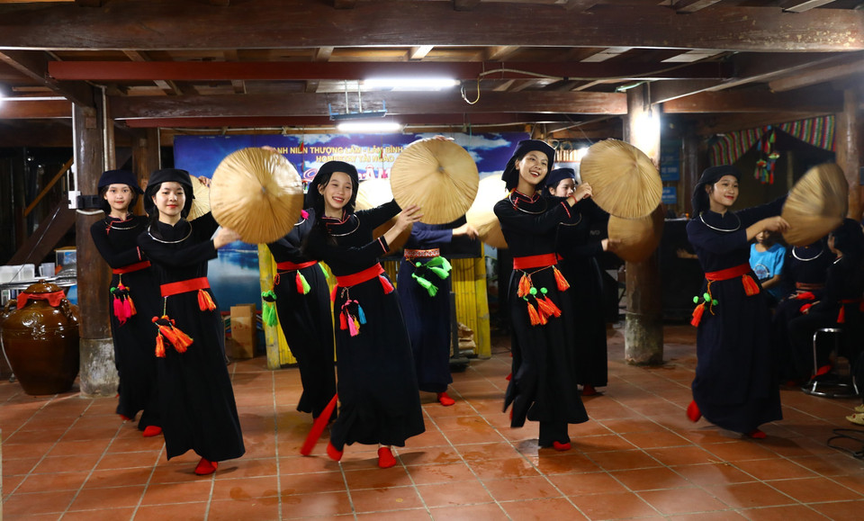 Danza tradicional de la etnia Tay ofrecida a los turistas. (Foto: VNA)