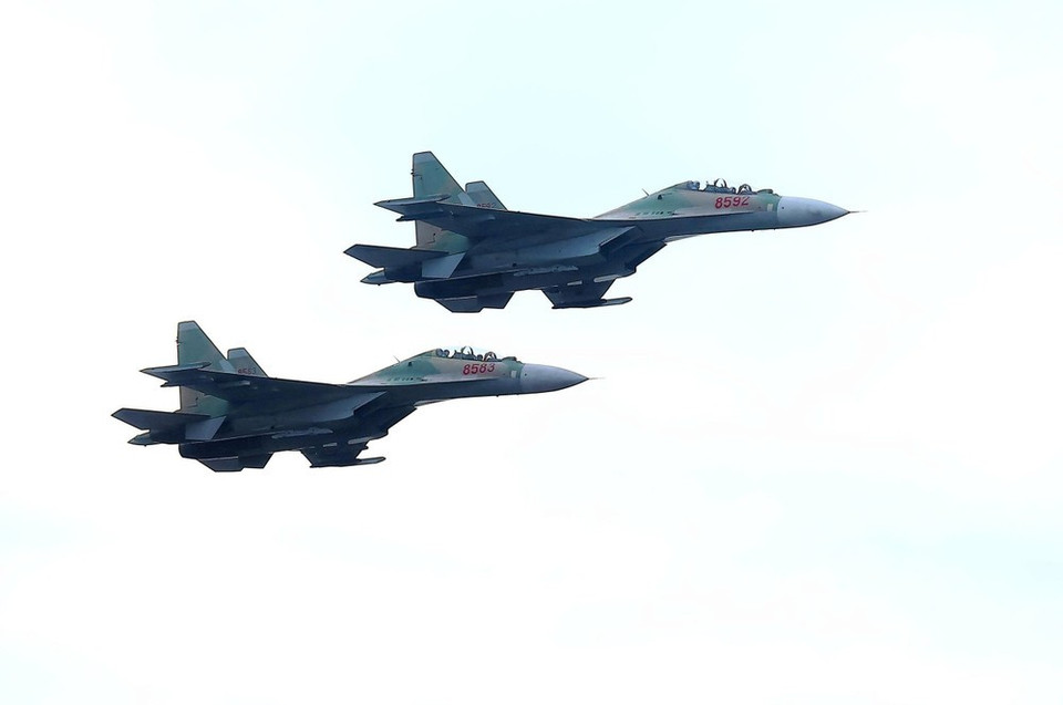 Los aviones de combate Su-30MK2 de la Fuerza Aérea actúan sobre los cielos de Hanoi. (Foto: An Dang - VNA)