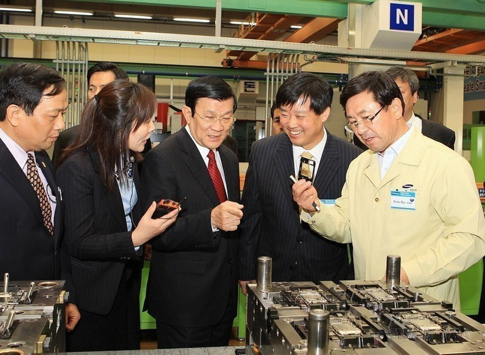El presidente vietnamita Truong Tan Sang visitó la fábrica de Samsung, fabricante de teléfonos móviles, en la ciudad surcoreana de Gumi, el 10 de noviembre de 2011. (Foto: VNA)