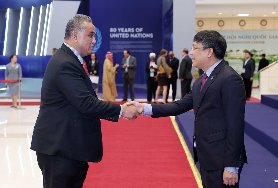El viceministro permanente de Relaciones Exteriores, Nguyen Minh Vu, da la bienvenida a los jefes de delegación que asisten a la ceremonia de firma de la Convención de las Naciones Unidas contra la Ciberdelincuencia (Convención de Hanoi) en Hanoi. (Foto: VNA)