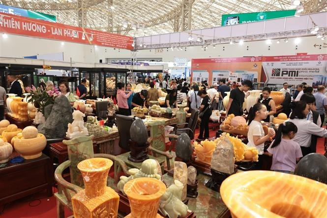 Turistas recorren el stand de piedras preciosas en la feria. (Foto: VNA)