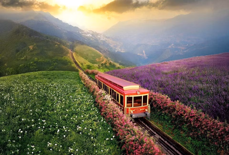 El tren de montaña de Muong Hoa agrega un atractivo especial a la experiencia de turismo ecológico en Sa Pa, permitiendo a los visitantes conectarse con la naturaleza desde una nueva perspectiva. (Foto: VNA)