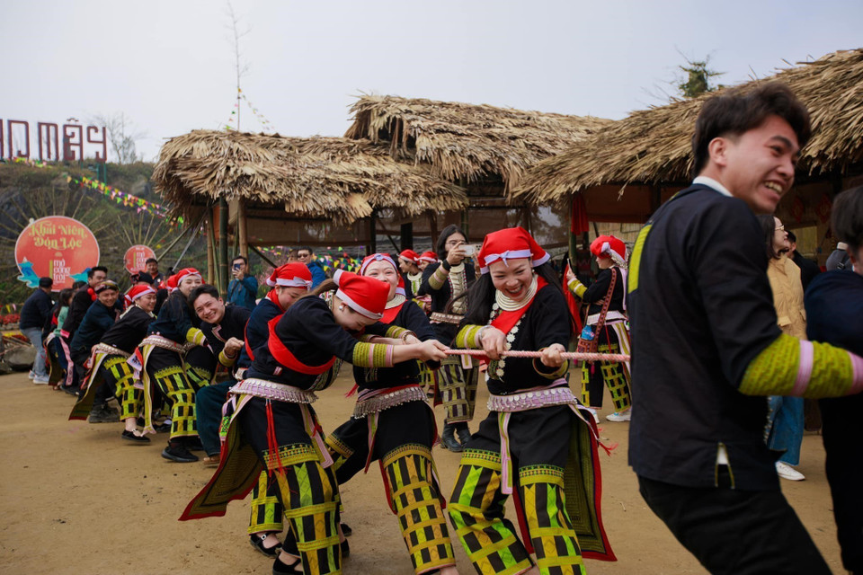 Los festivales tradicionales y los juegos folclóricos de Ban May, en Sa Pa, brindan a los visitantes vivencias auténticas, emotivas y profundamente significativas, que reflejan el espíritu del turismo verde en cada recorrido. (Foto: VNA)