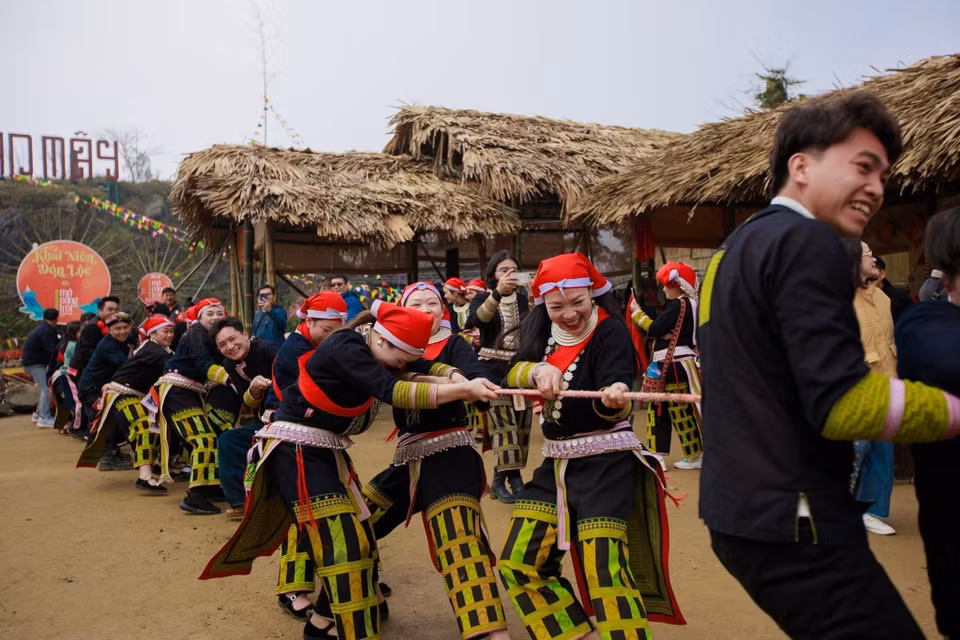 Los festivales tradicionales y los juegos folclóricos de Ban May, en Sa Pa, brindan a los visitantes vivencias auténticas, emotivas y profundamente significativas, que reflejan el espíritu del turismo verde en cada recorrido. (Foto: VNA)