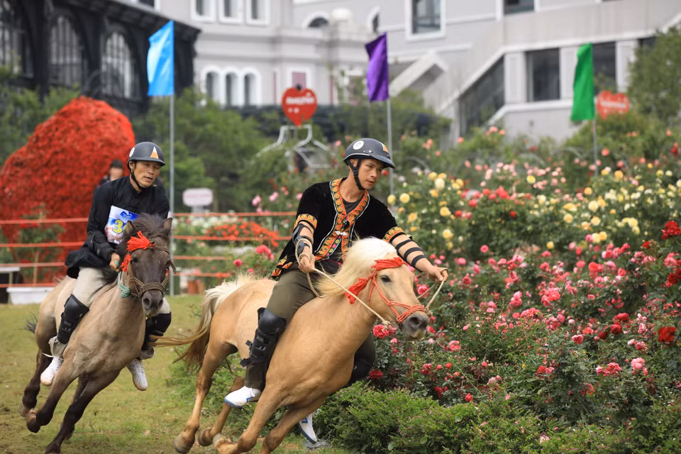 Ambiente festivo en un festival de carreras de Caballo en el complejo turístico Sun World Fansipan Legend. (Foto: VNA)