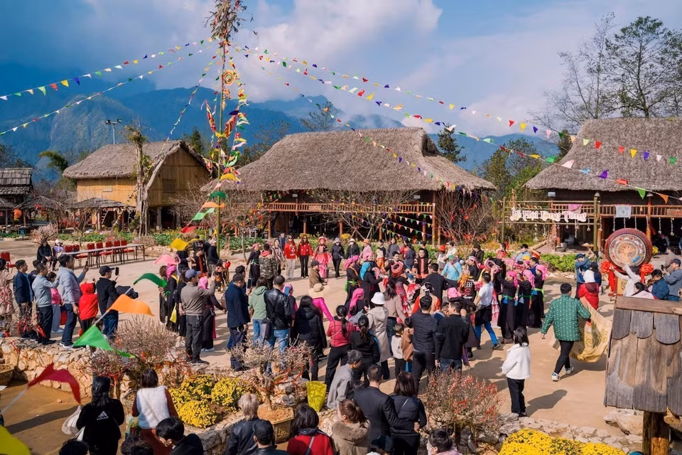 Los festivales tradicionales y los juegos folclóricos de Ban May, en Sa Pa, brindan a los visitantes vivencias auténticas, emotivas y profundamente significativas, que reflejan el espíritu del turismo verde en cada recorrido. (Foto: VNA)