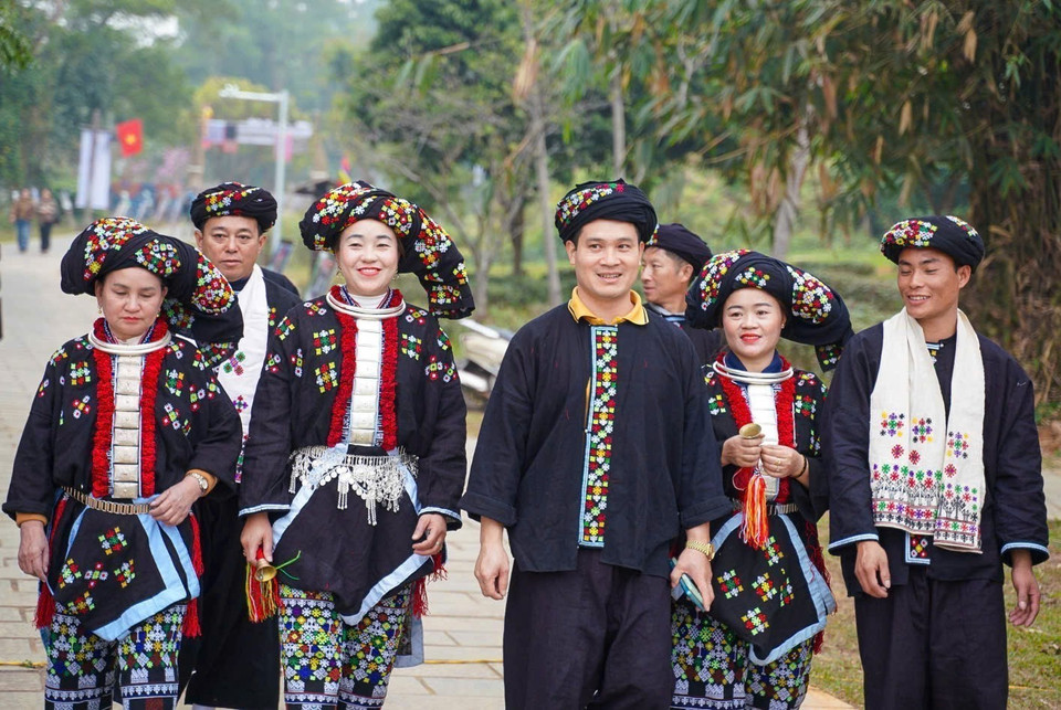 Hoy en día, con el desarrollo de la sociedad, la gente de Dao Tien sólo usa trajes tradicionales en días festivos, el Tet o ocasiones familiares importantes. (Foto: VNA)