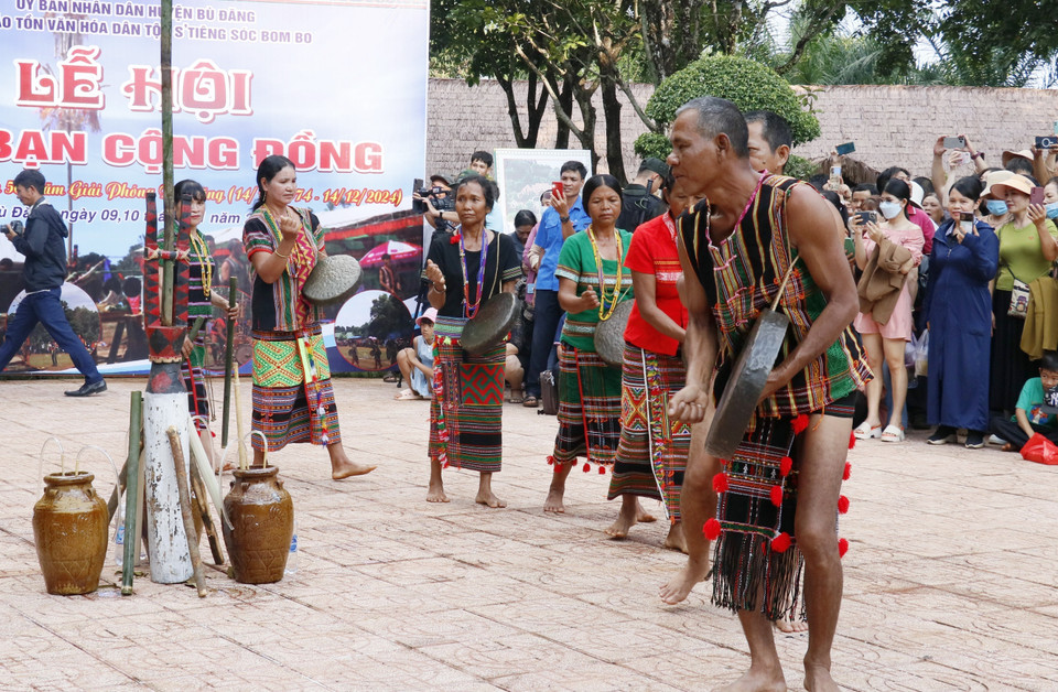 Recreación del Festival de la Amistad Comunitaria del pueblo Stieng en el Área de Conservación Cultural Étnica Stieng en la aldea de Bom Bo. (Foto: VNA)