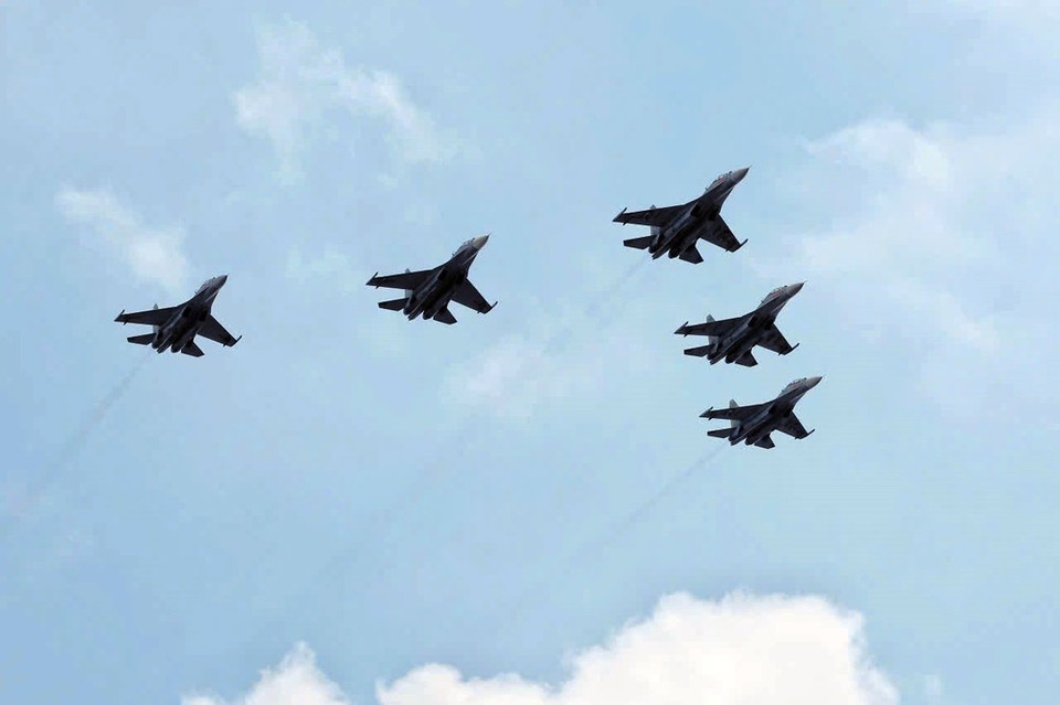 Una formación de aviones de combate Su-30MK2 de la Fuerza Aérea actúa sobre los cielos de Hanoi. (Foto: Pham Hau - VNA)