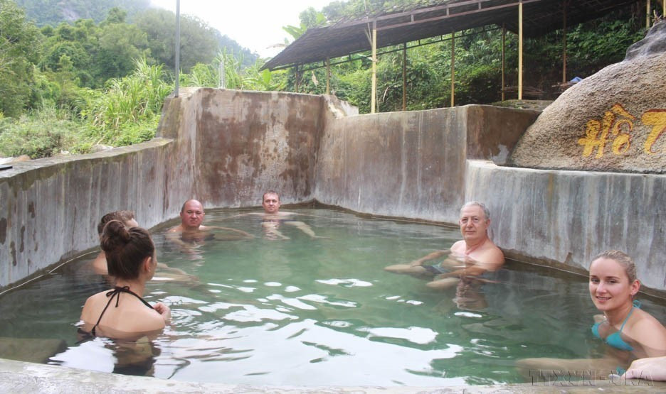Baños termales minerales, la primera opción de los turistas rusos cuando vienen al programa de turismo experiencial en la provincia centrovietnamita de Khanh Hoa. (Foto: VNA)