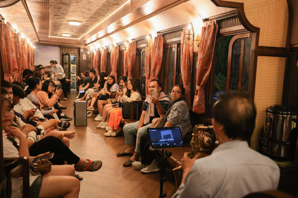 La música en vivo a bordo del tren nocturno es una de las experiencias más valoradas por los turistas. (Foto: VNA)