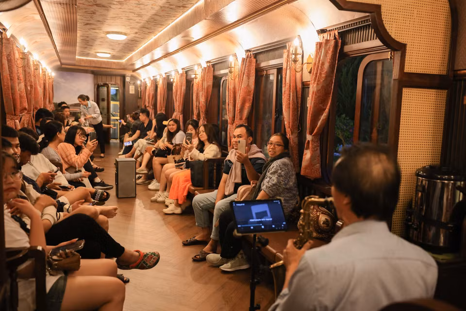 La música en vivo a bordo del tren nocturno es una de las experiencias más valoradas por los turistas. (Foto: VNA)