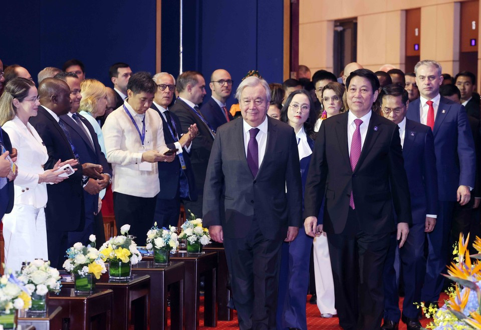 El presidente Luong Cuong y el secretario general de la ONU, António Guterres, copresidieron la ceremonia de firma y la conferencia de la Convención de las Naciones Unidas contra la Ciberdelincuencia (Convención de Hanoi). (Foto: VNA)