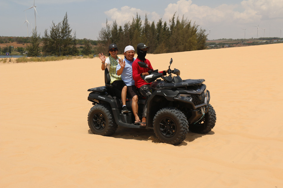 Los visitantes también pueden explorar las dunas a bordo de vehículos todoterreno. (Foto: VNA)